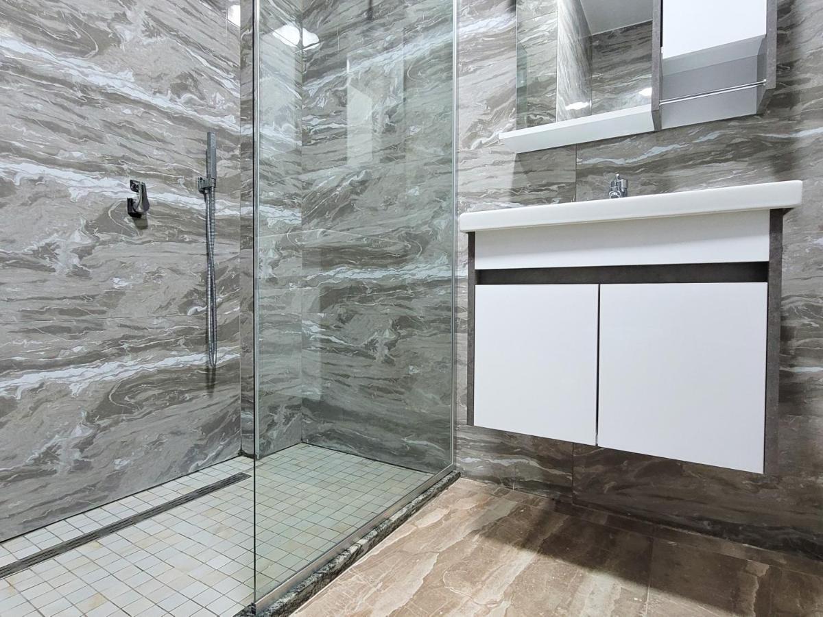 One-Bedroom Gem By The Square Tiranë Eksteriør bilde