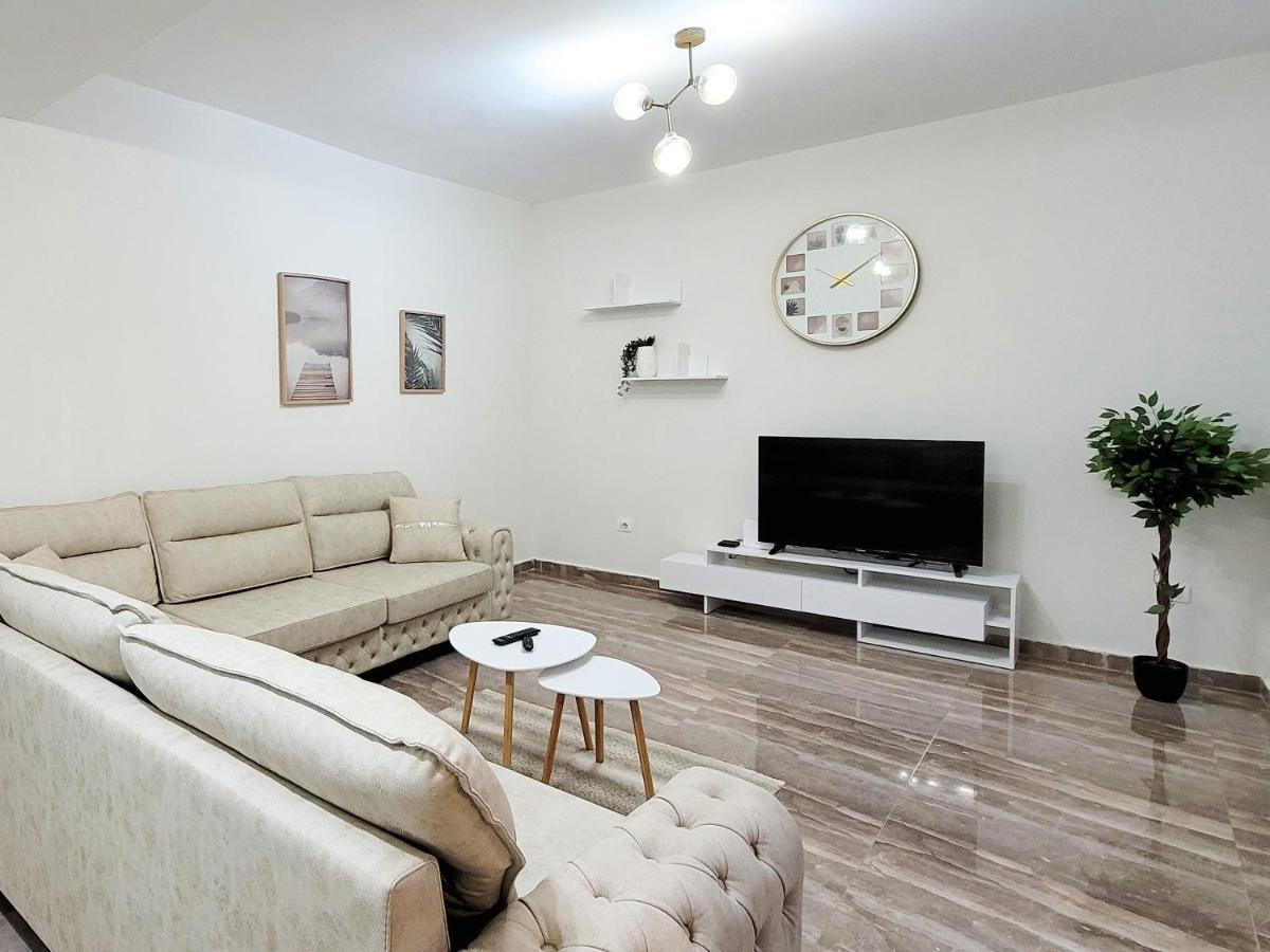 One-Bedroom Gem By The Square Tiranë Eksteriør bilde