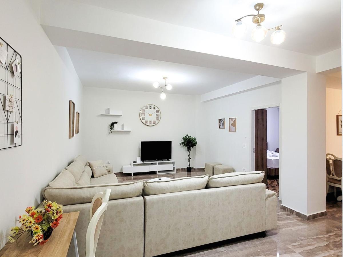 One-Bedroom Gem By The Square Tiranë Eksteriør bilde